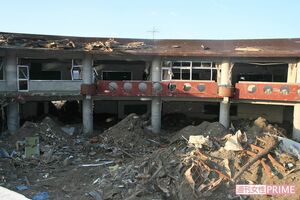 津波はがれきや土砂を巻き込みながら小学校まで到達した