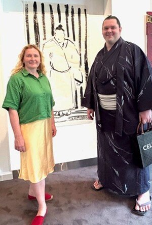 展覧会「相撲:生き方」での獅司とゾヤ・スコロパデンコさん。2026年6月、パリのウクライナ文化センターにて