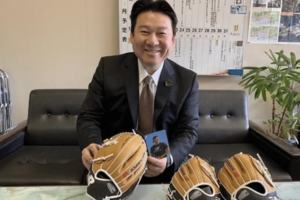 「私が見るだけではもったいない！」として別府市役所の正面玄関に飾った長野市長（長野市長の公式インスタグラムよ）