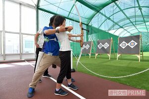 アーチェリーは道具のつけ方や射法、ルールなどはスタッフが教えてくれるので安心　撮影／渡邊智裕