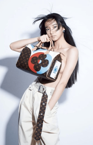 バックで胸を隠す攻めたショットを披露したKoki,　ジョニー・デップの娘の影響？と話題になった（インスタグラムより）