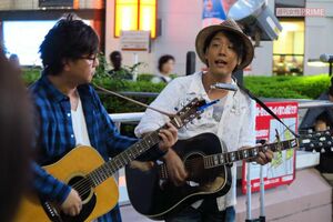 2014年の再結成後に“2人の原点”でもある大宮駅前で路上ライブを開催。多くの人が足を止めて聴き入った