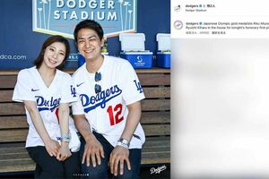 ドジャースvsロッキーズ戦の始球式に登場した、ミラノ・コルティナ五輪金メダリストの“りくりゅうペア”こと三浦璃来と木原龍一（ドジャースの公式インスタグラムより）
