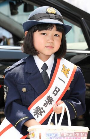 一日警察署長を務めた永尾柚乃