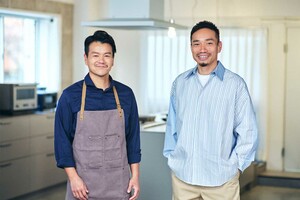右が長友佑都で、左が加藤シェフ。撮影/鈴木泰介