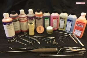 エンバーミングに使用する薬剤と器具。アルデヒド系の防腐薬、保湿剤、凝固した血液を緩和させる薬など、ご遺体の状態等に応じていろいろな薬剤を使用する（写真提供／真保健児さん）