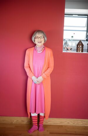 春にはビビッドなピンクやオレンジの洋服を選ぶようにしている（写真／提供・角野栄子オフィス、撮影／馬場わかな）