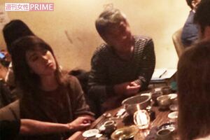 奥が腰添氏、その隣に座った森星。周囲を気にすることもなく、食事を楽しんでいた