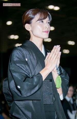 2018年8月、宮崎謙介氏の生前葬で手を合わせる金子恵美氏