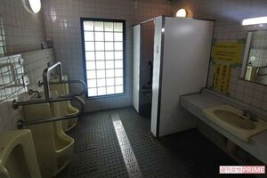 《京都南丹市事件》安達優希容疑者逮捕後、警察がくまなく調べた『るり渓』の公衆トイレの男性用。上には隙間があり、鍵はあるが壊れている