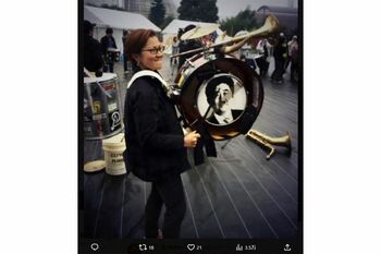 SNSで拡散されている、池内さおり元衆議院議員が安倍元首相の写真を貼り付けた太鼓を叩く画像