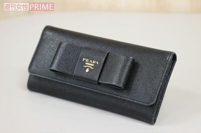 財布は頂きもの。なくさないようエアタグをイン。支払いは楽天カードにまとめ、ポイ活をしている（写真／齋藤周造）