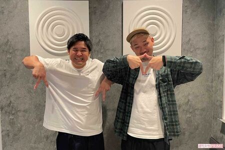 『株式会社パッチューネ』に所属するお笑いコンビ『こゝろ』左から横荒木蟹尾、山出谷ショートケーキ