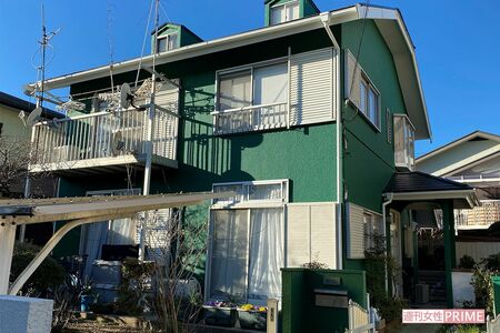 実家の外壁は目立つ緑色。両親は容疑者が好きなチームカラーに塗装したのだろうか＝平塚市