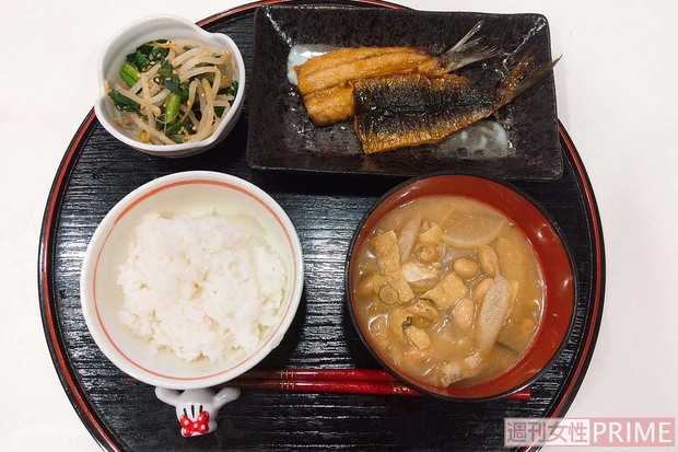 水曜日のメニュー例　●いわしの蒲焼き　●小松菜のごましょうゆあえ　●呉汁　●ご飯