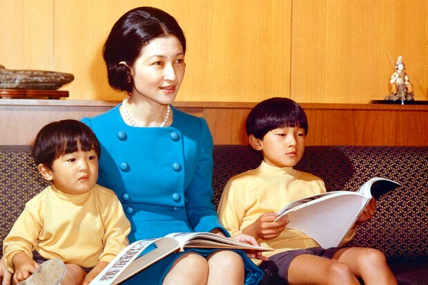 東宮御所で浩宮さまと礼宮さまとくつろがれる美智子さま（1968 年10月）