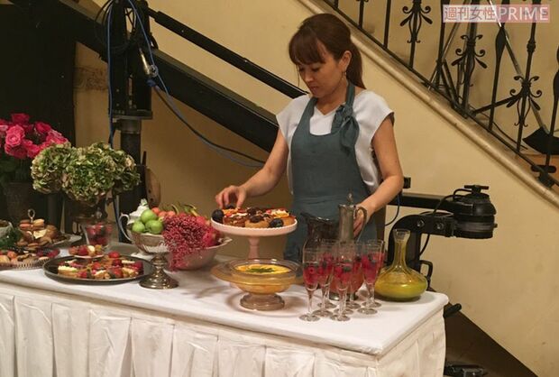 料理を盛りつけるはらゆうこさん。その表情は真剣そのもの