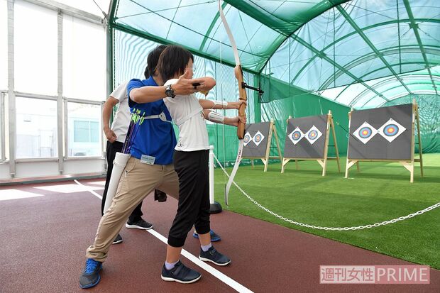 アーチェリーは道具のつけ方や射法、ルールなどはスタッフが教えてくれるので安心　撮影／渡邊智裕