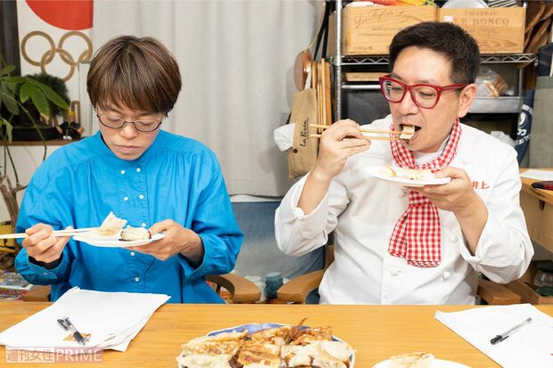 餃子をガチ観察する石川さんとガチでほおばるクックさん（撮影／齋藤周造）