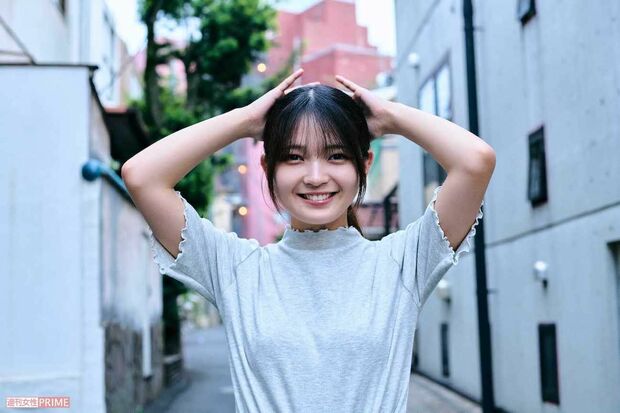 撮影中、ファンに声をかけられ「ありがとう」とほほ笑んだ福留光帆だったが、後になって「サインや握手すればよかった」と後悔していた 撮影/山田智絵
