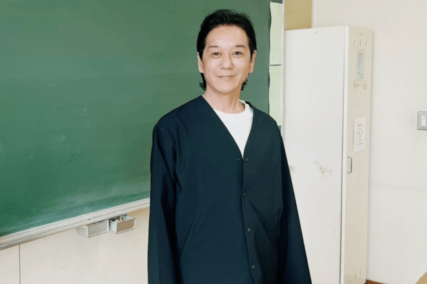 義家弘介さん。'99年に教員として母校に赴任し「ヤンキー先生」として慕われる。同校退職後、政治家に転身し文部科学省副大臣に就任するなど、教育現場に携わる。2025年3月に政界を引退。