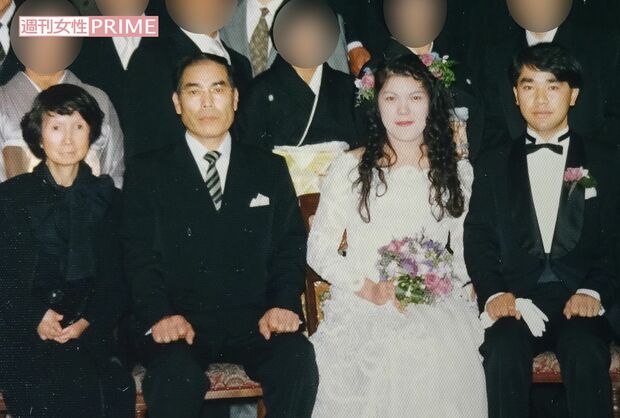 '90年ごろに開かれた佳代さんと敏勝さんの結婚式。左のふたりが八十子さんと国光さん