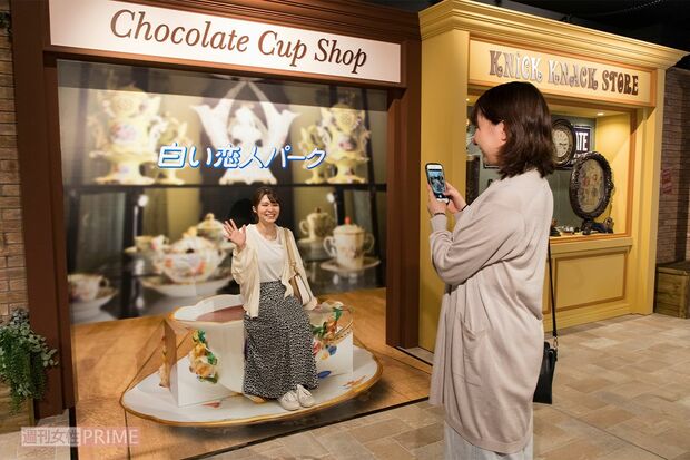 【白い恋人パーク】にぎやかなフォトスポット「マジカルマルシェ」でトリックアート的な１枚を