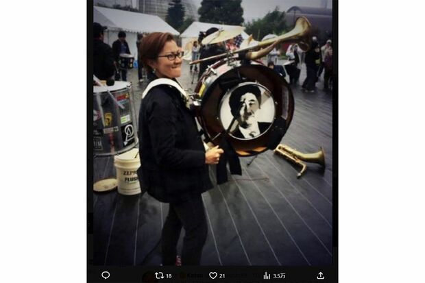 SNSで拡散されている、池内さおり元衆議院議員が安倍元首相の写真を貼り付けた太鼓を叩く画像