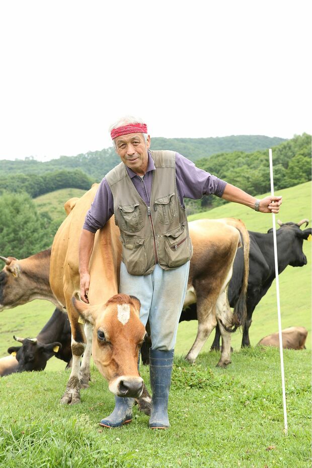 数百キロはある牛たちが、中洞さんの身体に身をすり寄せ、撫でてくれろとせがむ。牛たちとの強い絆を感じさせる一瞬　撮影／吉岡竜紀