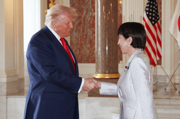 高市首相（右）の出迎えを受けるトランプ米大統領（2025年10月28日東京・元赤坂の迎賓館、代表撮影）