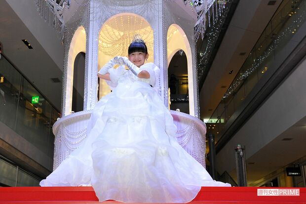 表参道ヒルズのイルミネーション点灯式ではお姫様のよう！（'12年）