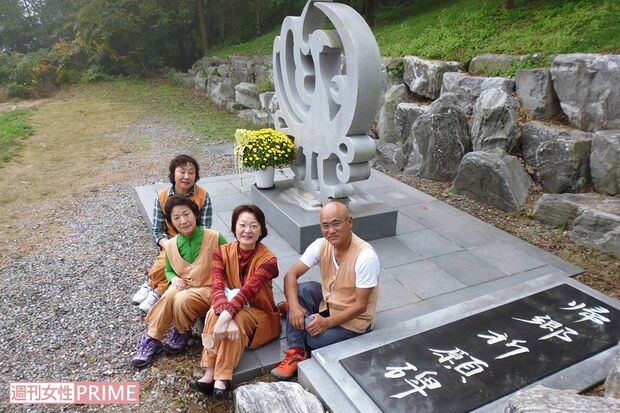 光復会の執拗な抗議で地中に半分埋められた祈願碑。現在もこの姿である