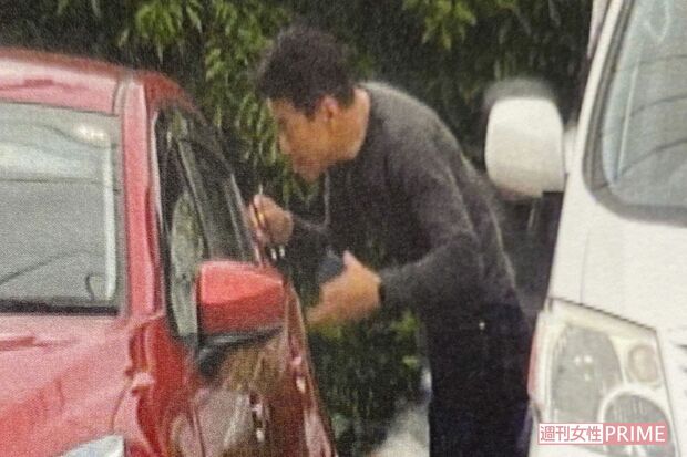 A子さん車に乗り込むため様子をうかがう松本憲二議員