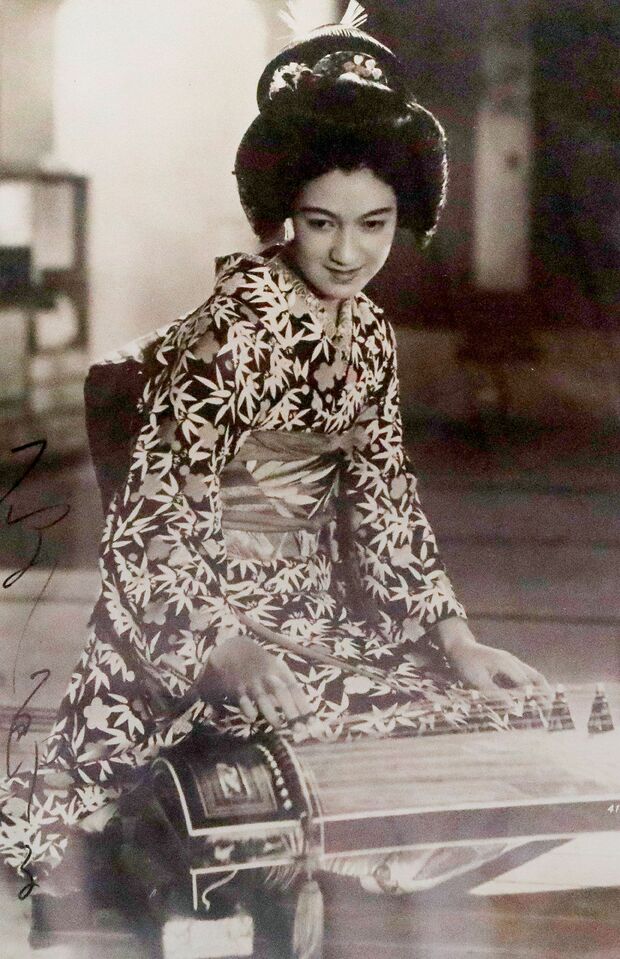 直筆サイン入り写真。『新しき土』で訪れたドイツでは国内40か所を回り舞台挨拶やサイン会に追われ、そのときの1枚とみられる