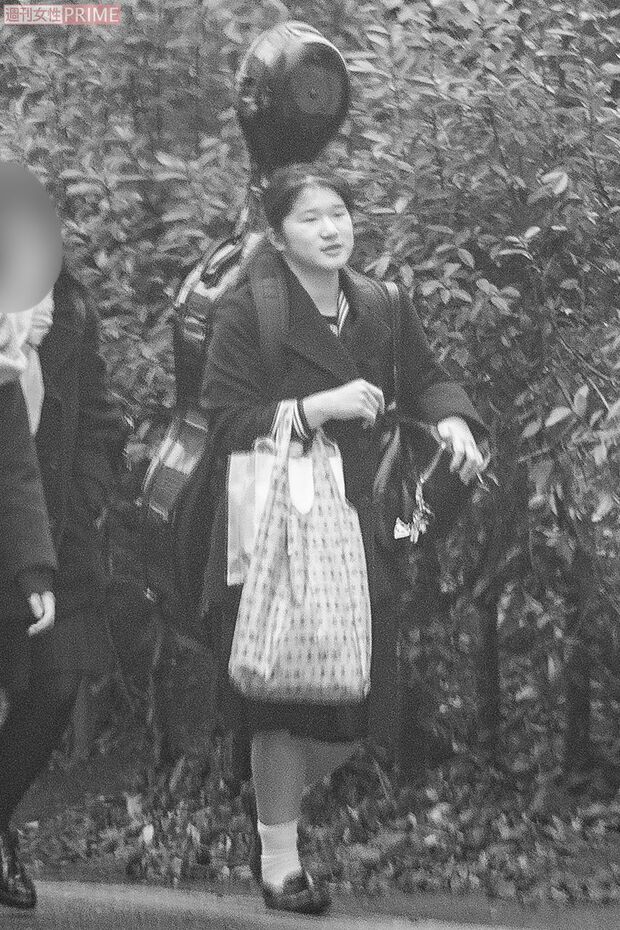 卒業レポートの締め切り日だった2月26日、大きなチェロを背負って登校された