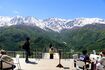 圧倒的大パノラマ!　緑が萌える山々の後方には、夏でも万年雪に包まれる壮大な北アルプス