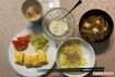 《ある日の朝食メニュー》卵焼き、トマト、レタス、湯通しキャベツ＋酢玉ねぎ（ペースト）、みそ汁、ヨーグルト、緑茶