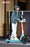 2024年10月、『LUUP』新CM発表会にて電動キックボードを試乗する二宮和也