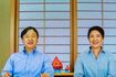 こども園をオンラインで視察された両陛下は、ブルーのシャツを合わせた装い(7月8日)