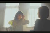 「ほぼダンスでした」と語った手話シーンが物議を醸しているアイナ・ジ・エンド『宝者』のMV（公式YouTubeチャンネルより）