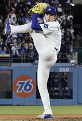 試合を締めくくる“ドジャースの守護神”として活躍する佐々木朗希／共同通信