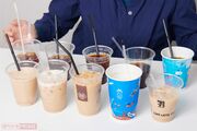 《コンビニ5社・アイスコーヒー＆カフェラテ飲み比べ》バリスタがガチ試飲！薄まる感じがないローソン、ミルクの泡立ちが圧倒的なファミリーマート