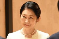 【秋篠宮ご夫妻パラグアイへ】紀子さま、白ジャケットの胸元ブローチに込めた“現地への思い”と手芸への情…