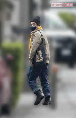 2022年4月、自宅マンションから外出する榊英雄監督。俳優でもあるだけにスタイリッシュだ