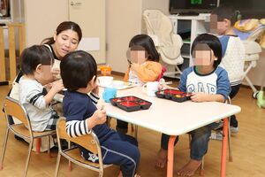 ご飯の時間。キッズパラダイスでは昼と夜に希望者に給食が出る。キッズパラダイス http://www.kids-p.net