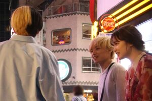 ヒカルに挨拶をするゆうこすとたなか夫妻（参加者提供）