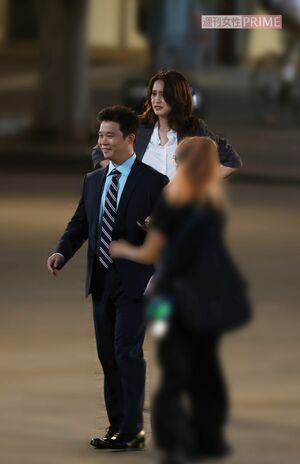 2024年6月、『DMMTV』オリジナルドラマ『幸せカナコの殺し屋生活』の撮影現場には、個性派俳優の矢本悠馬（左）や女優兼モデルの山崎紘菜の姿も