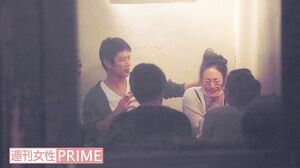 堤に首筋を押されて悲鳴を上げる黒木、このシーンは2軒目での一コマ。まずは1軒目の様子からお読みください