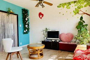 ソファもラグも置かず、広々とした空間に。掃除もしやすく快適