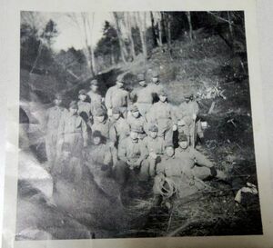  【写真】戦地にて、仲間と集まって撮った1枚。「お金持ちの息子がいて、カメラを持ってきていた。つかの間の休息でした」